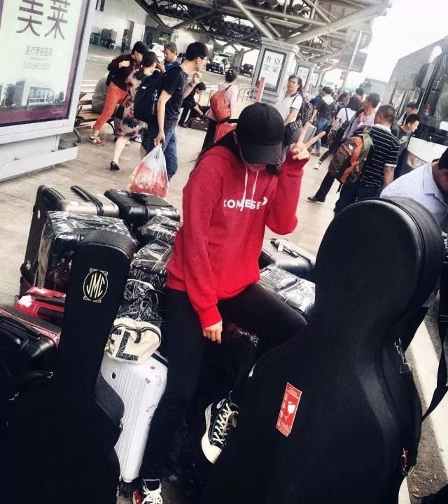 匡威代言人欧阳娜娜,匡威onestar红白拼接欧阳娜娜