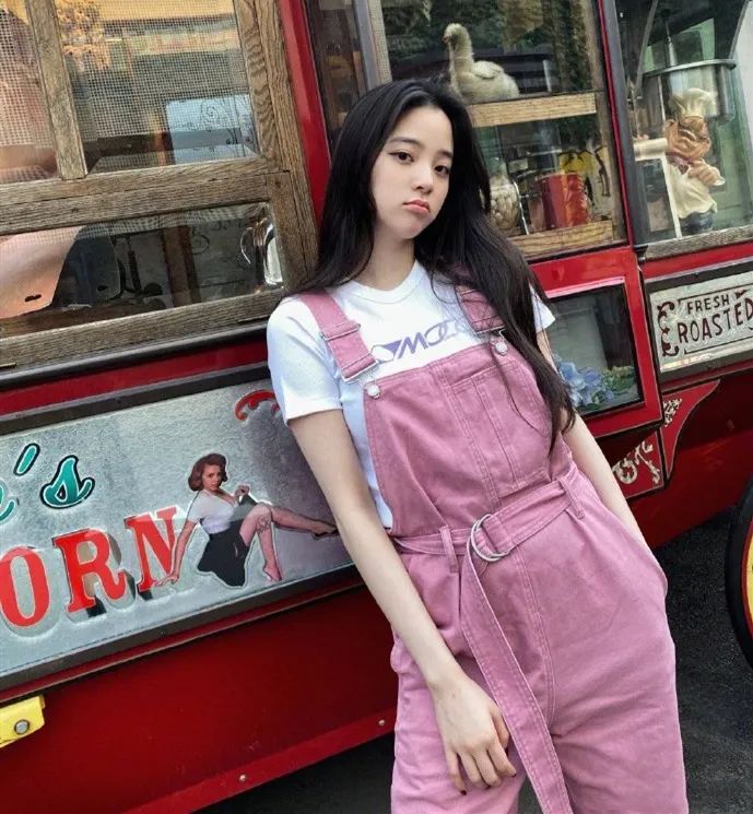 微胖女背带裤搭法,160120斤微胖女生穿搭粉色背带裤