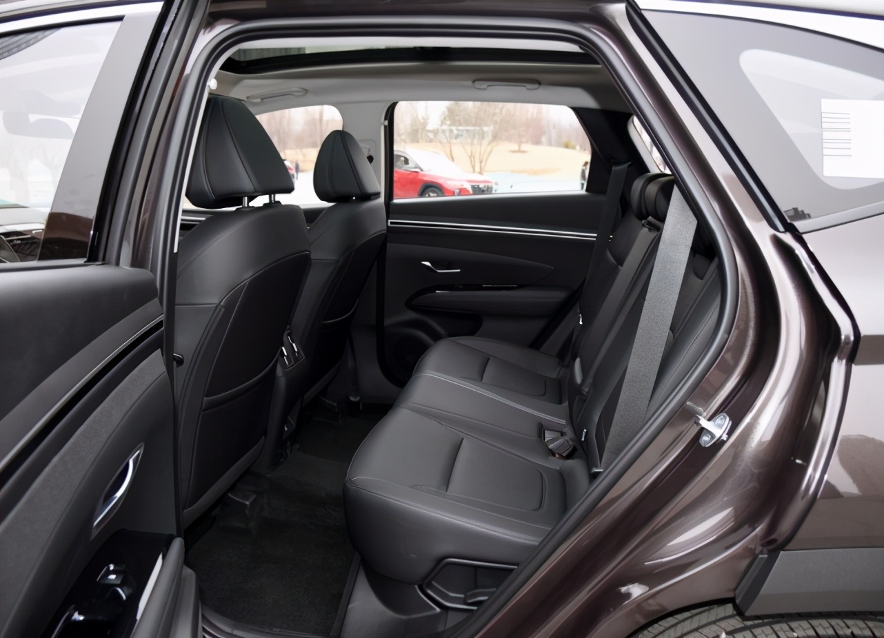 试驾途胜l1.5t8at白色,23款途胜1.5t+8at驾驶感受