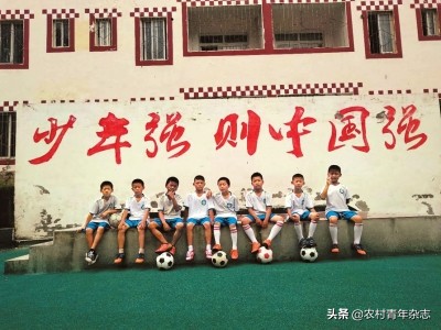 山鹰翱翔蓝天,山鹰展翅视频