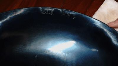所有的不粘锅和大部分的铁锅,真正的无涂层不粘锅还是古老铁锅