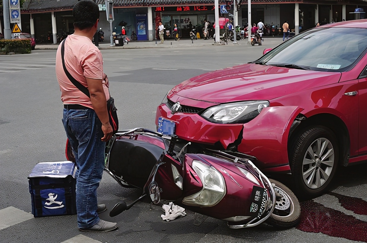 电动车被风刮倒砸坏私家车怎么办,电动车撞上轿车车门谁的责任