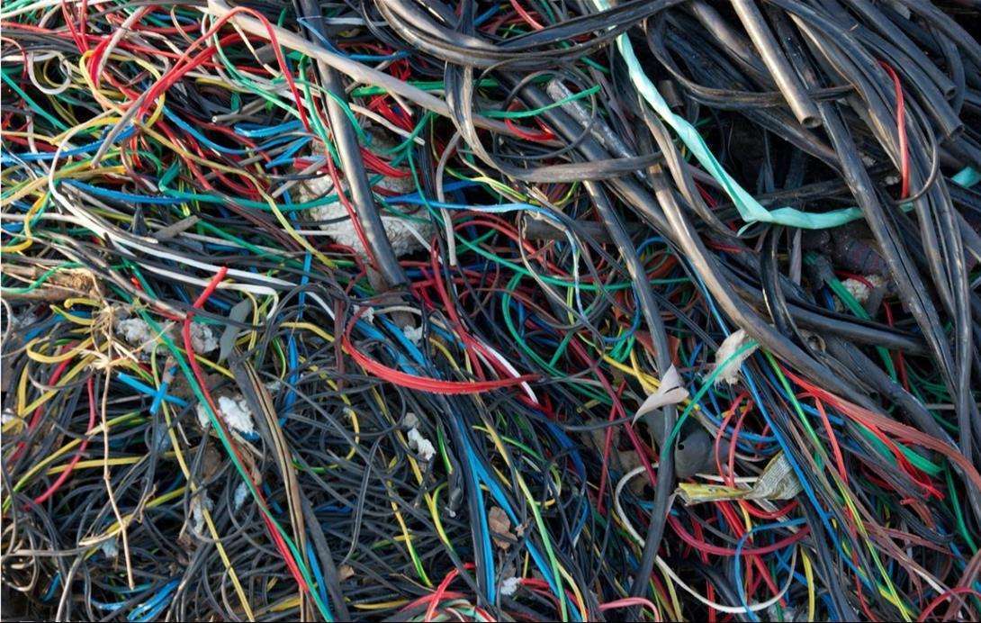 最简单判断电线有没有电,挑高压电线