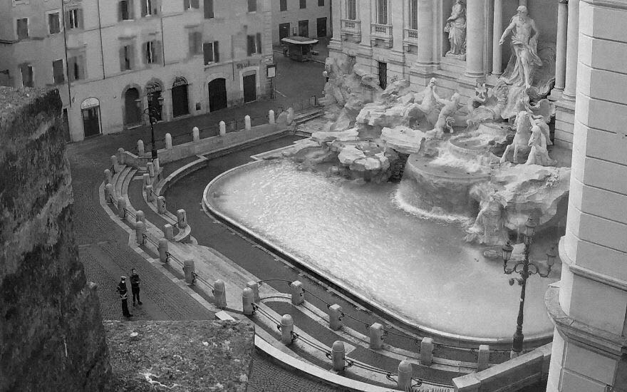 街头监控拍下天使救人,监控拍到国外街头的视频