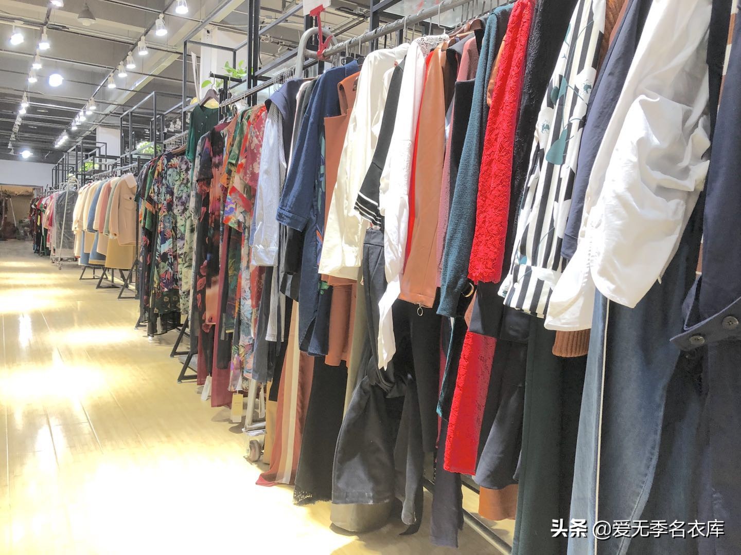 衣服鞋子批发市场进货渠道,摆地摊卖衣服在哪里进货渠道