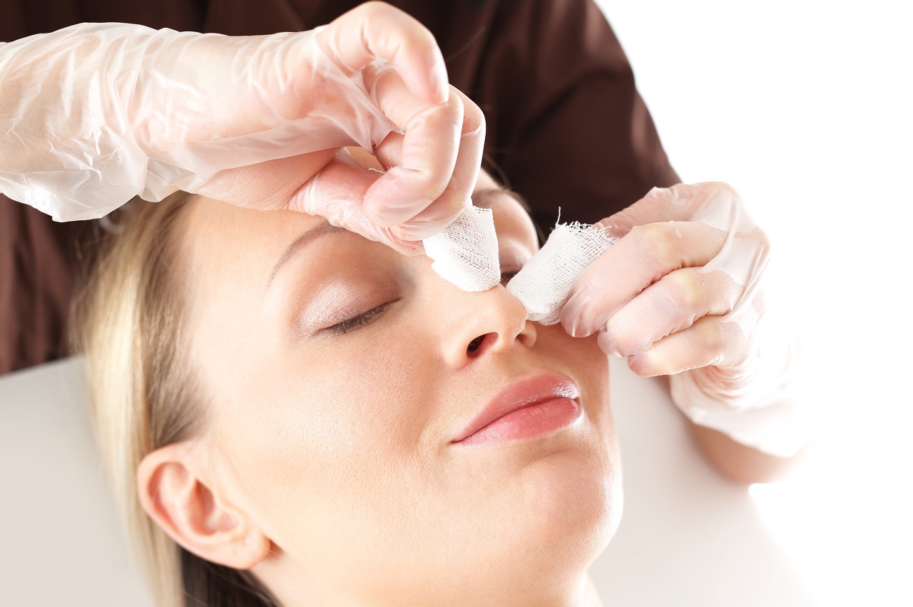 脸上的黑头怎么治,脸上的黑头怎么好调理不容易复发