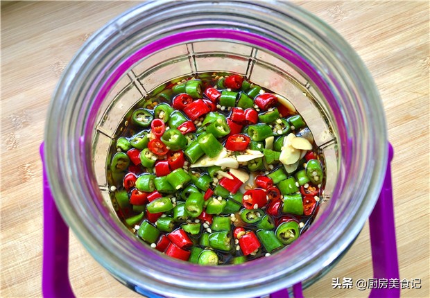 家用腌辣椒放一年都不会坏的腌法,不加一滴水爽脆又开胃的腌辣椒