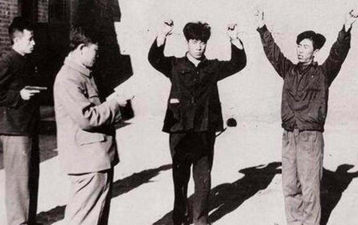 武则天选男宠条件苛刻，1986年一女子模仿她称帝，封4名少年为妃