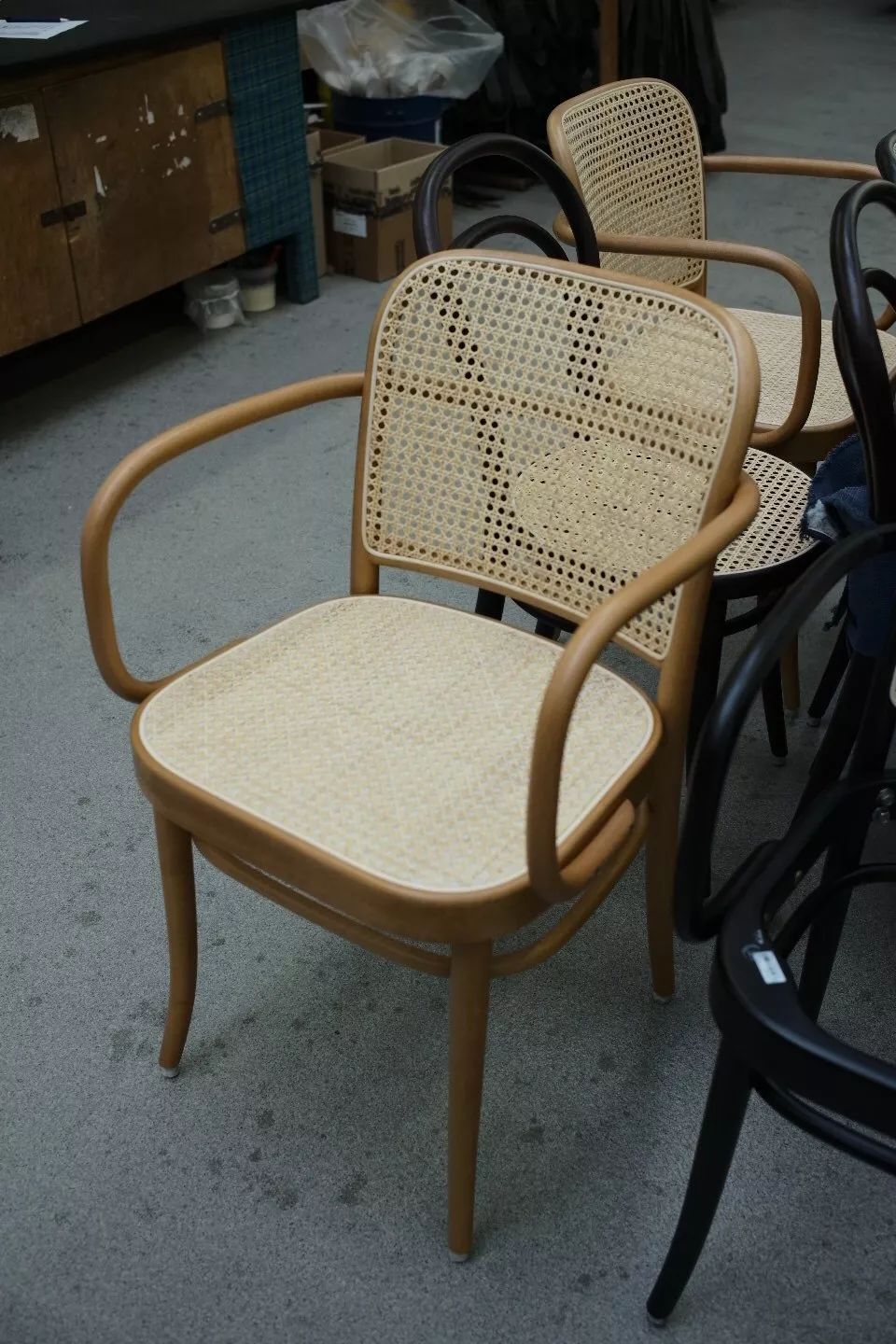 探访TON工厂看经典椅子背后的故事|疯狂24h我们去捷克干了啥？