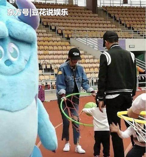 孙俪陪女儿臭美陪儿子踢足球，明星参加亲子活动都做什么？