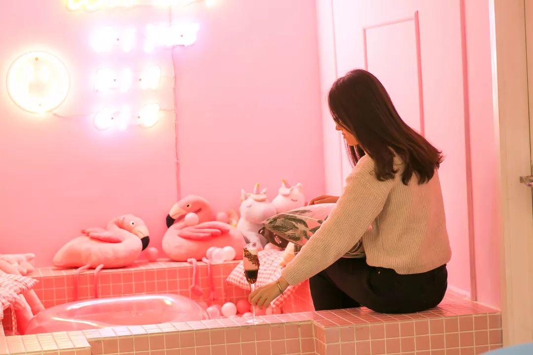 双色的双层小店，晚上有满天星星，呆足一天也不够