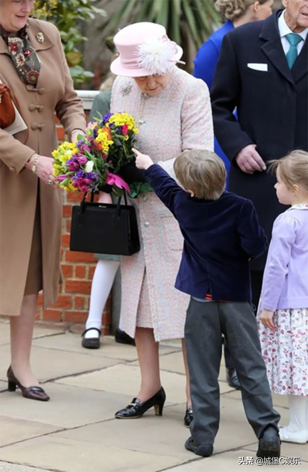 92岁英女王凯特,英女王接受小朋友献花