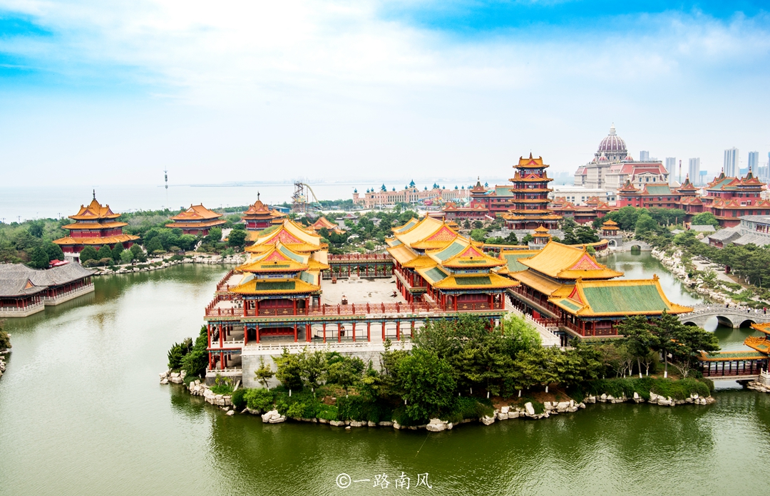 山东蓬莱有“三座仙山”,流传着长生不老药的传说,游客如入秘境