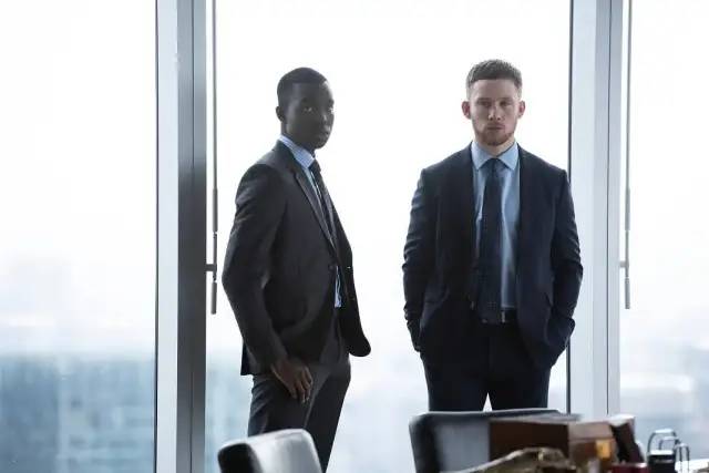 二流剧本，一流动作戏，《突袭》导演这部黑帮剧，太过瘾