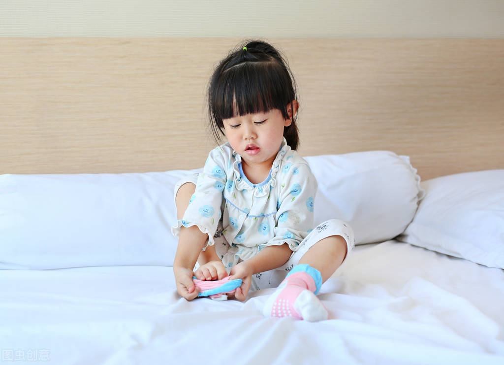 天气凉了小孩不愿穿鞋袜怎么办,孩子不爱穿鞋子怎么办
