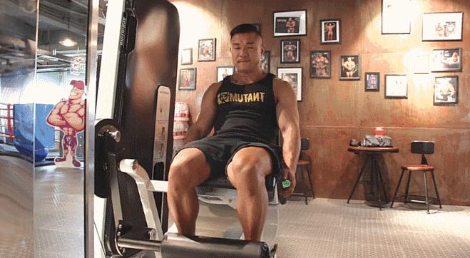 徒手练粗腿的方法,练腿最好的6个动作哑铃练腿