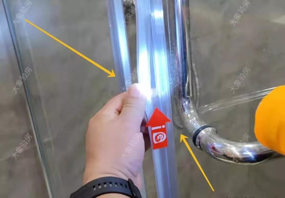 收房发现墙顶维修痕迹,精装房交房时踢脚线乳胶漆脱落