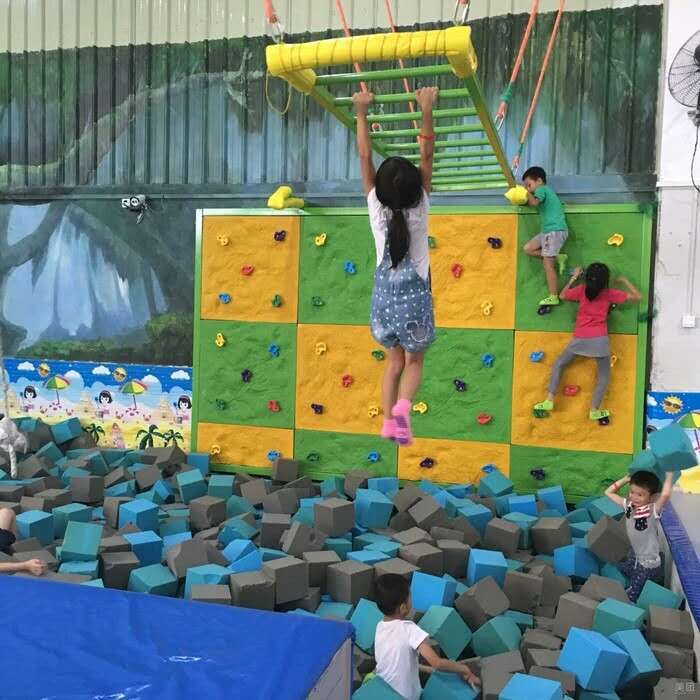 小孩戴安全绳蹦床花式玩法,各种花式蹦床合集