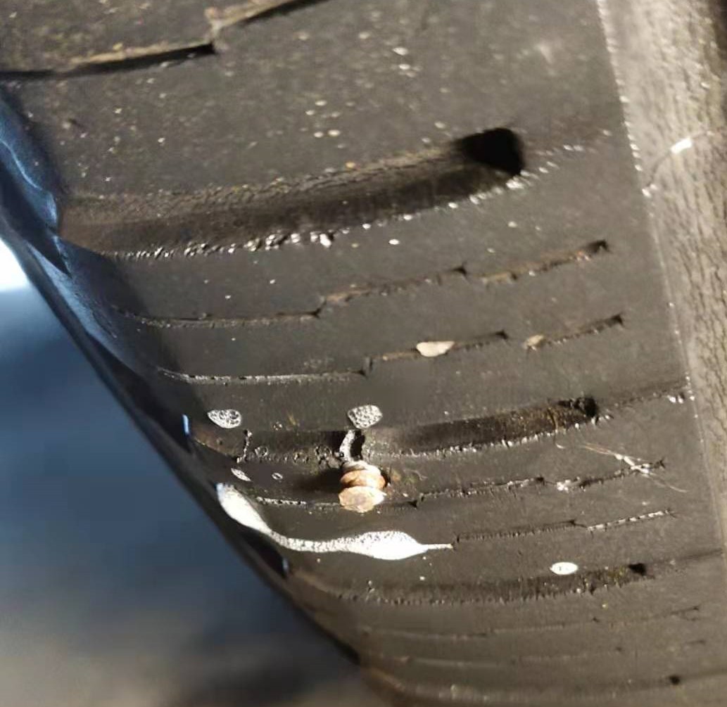 轮胎扎了个洞怎么补,轮胎边扎了钉补一下能用不