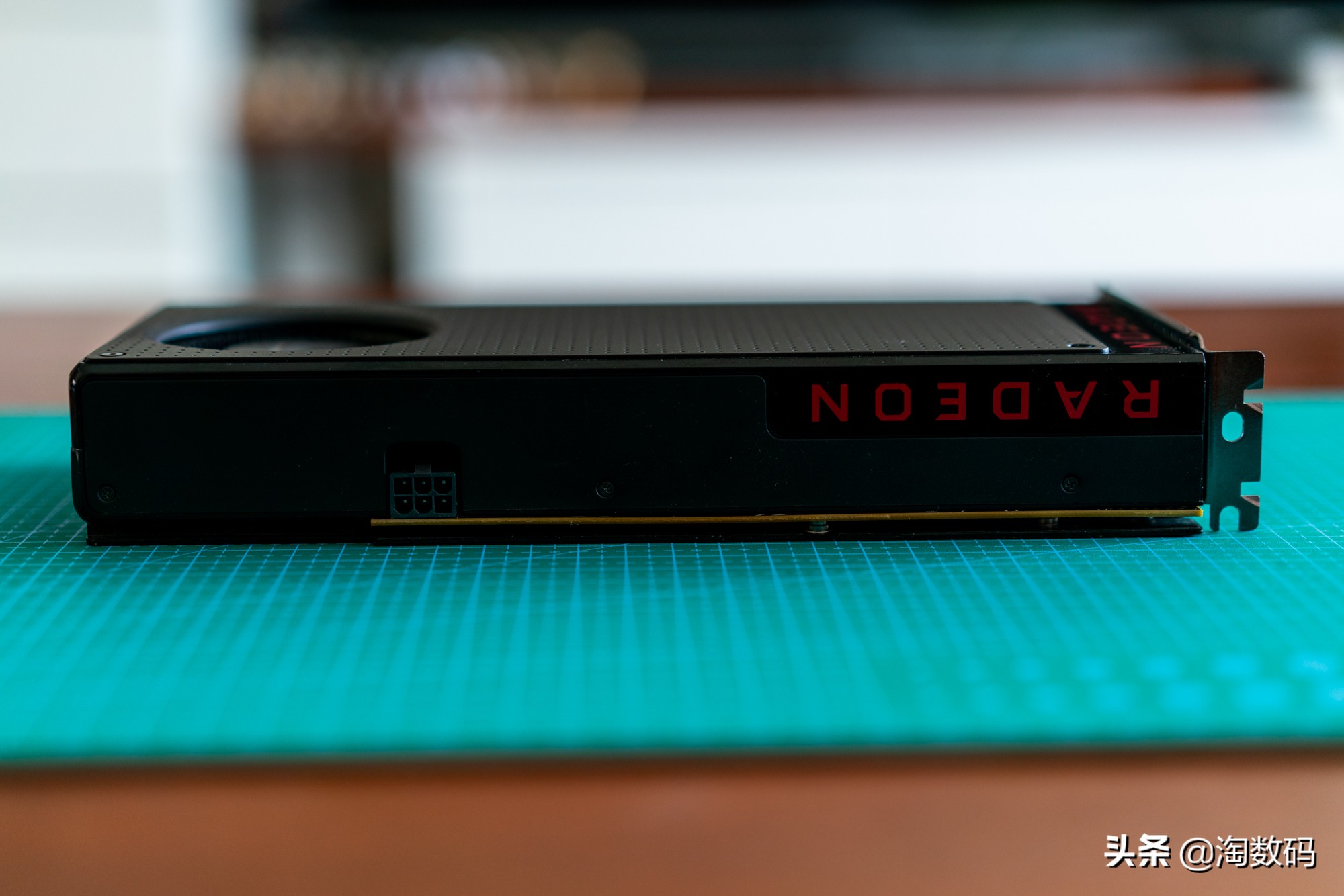 89°C警告：高温燥热一脉相承的AMD涡*公轮**版RX4808GB显示卡