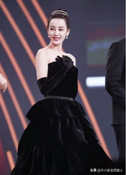 迪丽热巴靠颜值撑起来的造型,迪丽热巴刚出道与现在的对比照