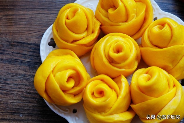 手把手教你做玫瑰花馒头，南瓜泥揉面，色泽金黄口感香软，好吃