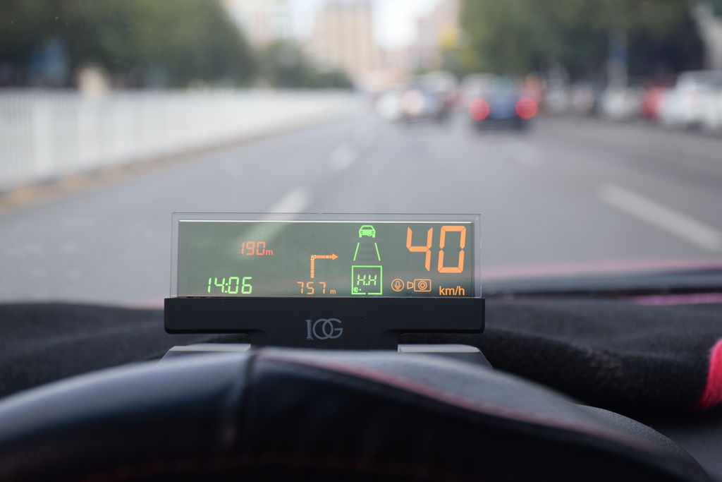 新司机低头看导航追尾，老司机呵呵一笑：车上加套设备就解决了！