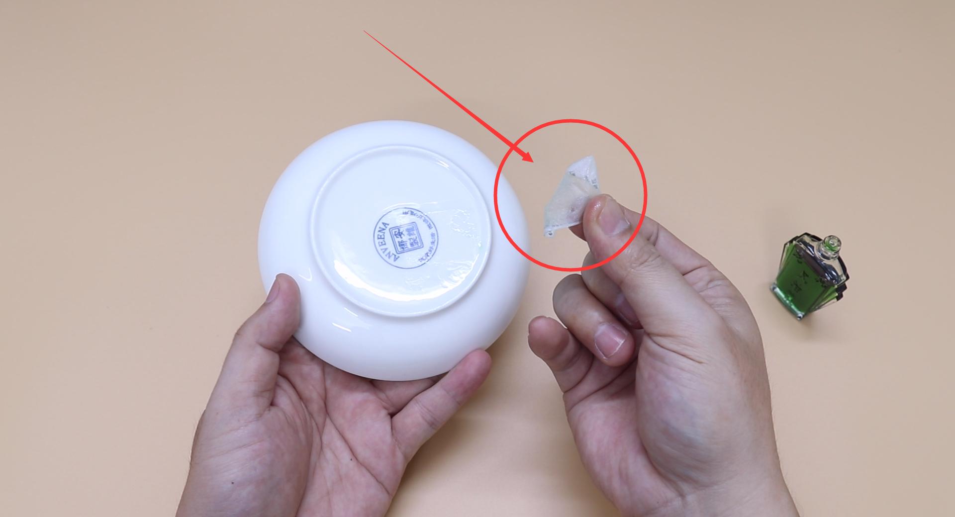 衣服上粘了纸质标签胶印怎么去除,怎样去除水壶商标上的标签胶印