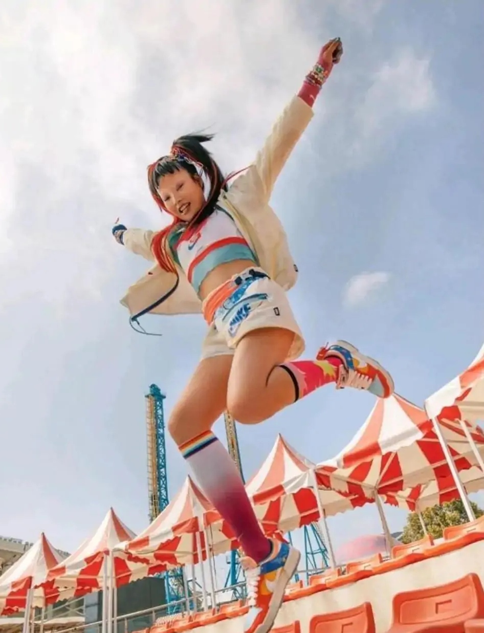 耐克毫无违和感,耐克模特眯眯眼