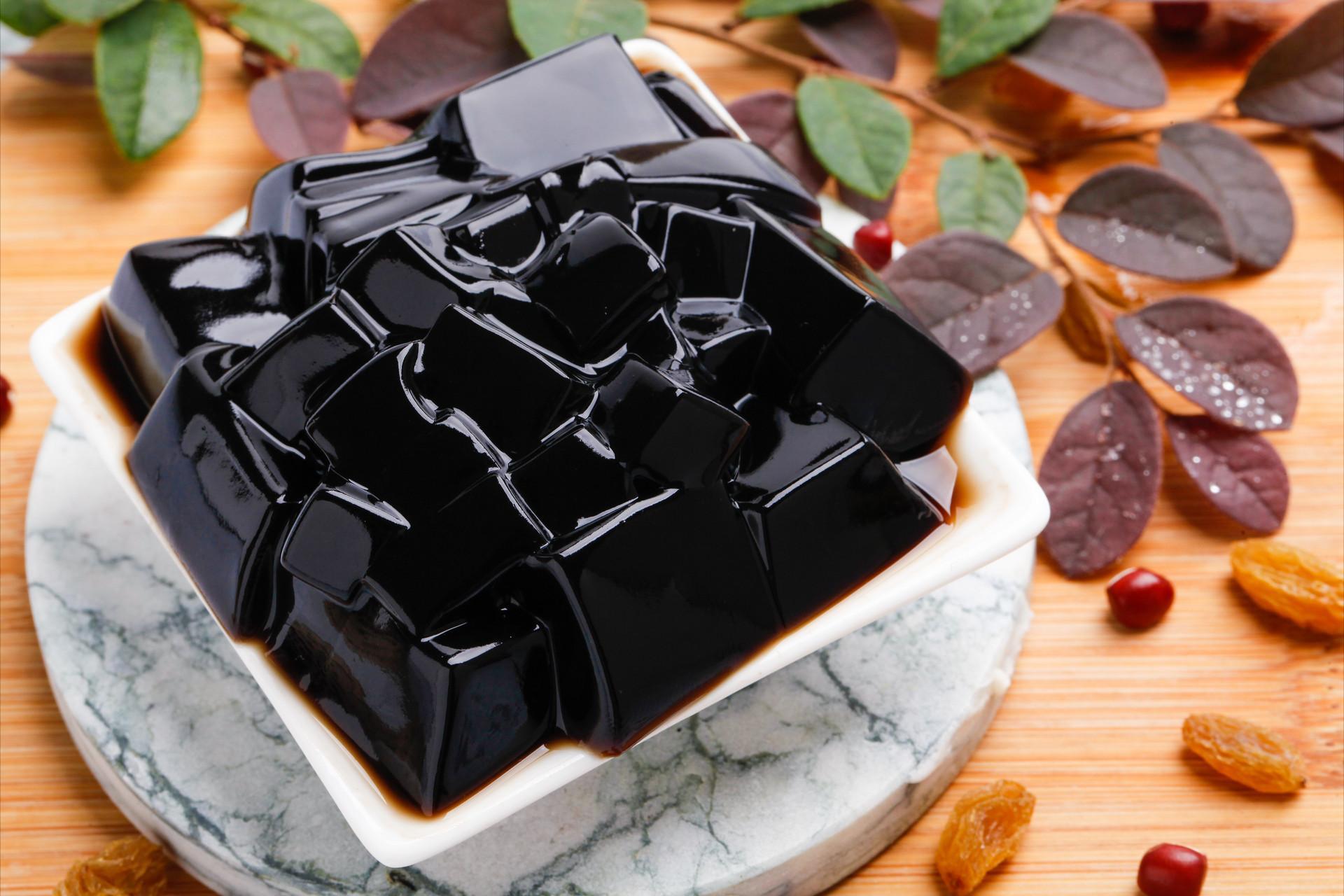 烧仙草奶茶仙草是什么草,奶茶中黑色仙草是什么做的