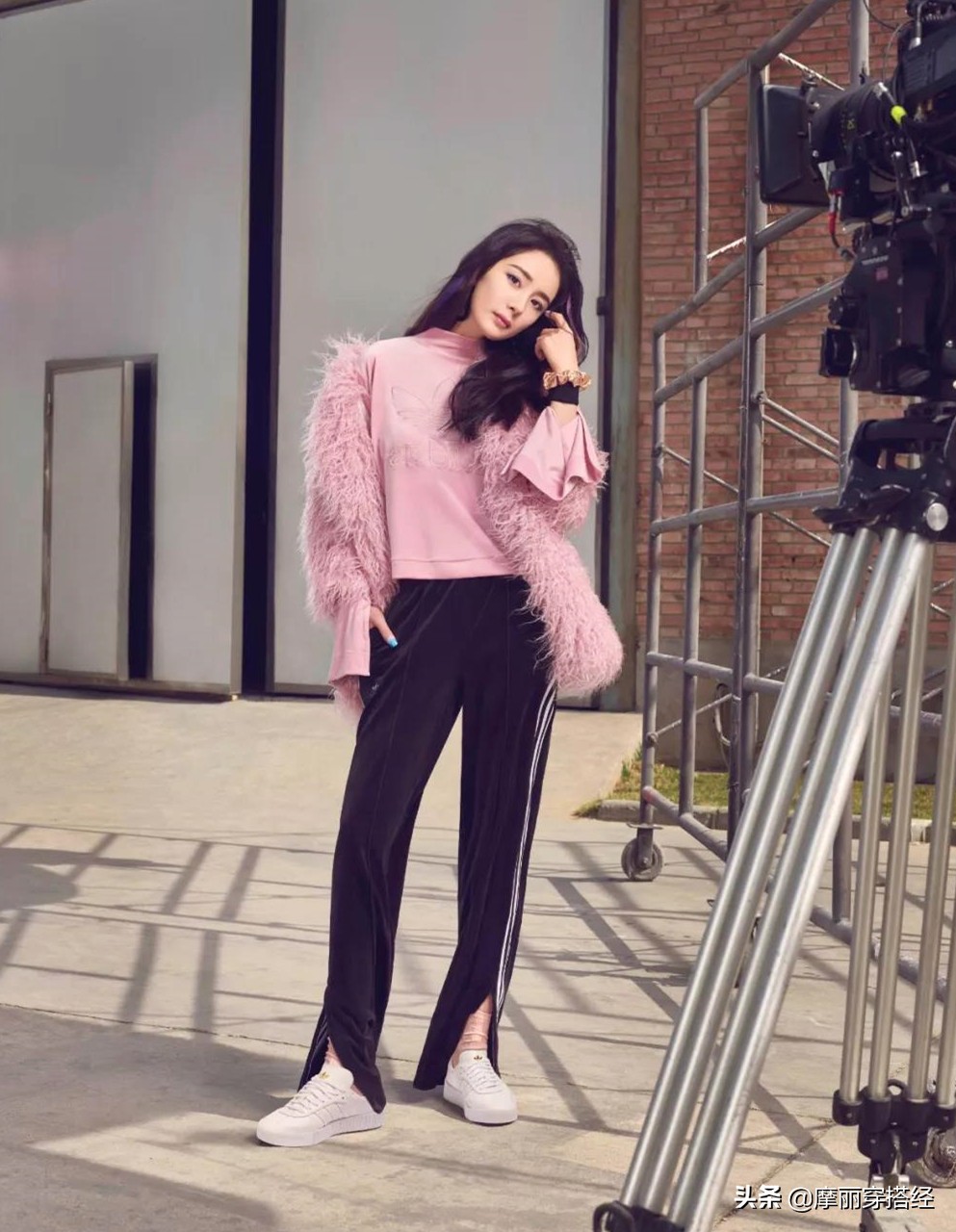 小白鞋不够靓？这4款裤子来加盟，打造“最强”的时尚阵容