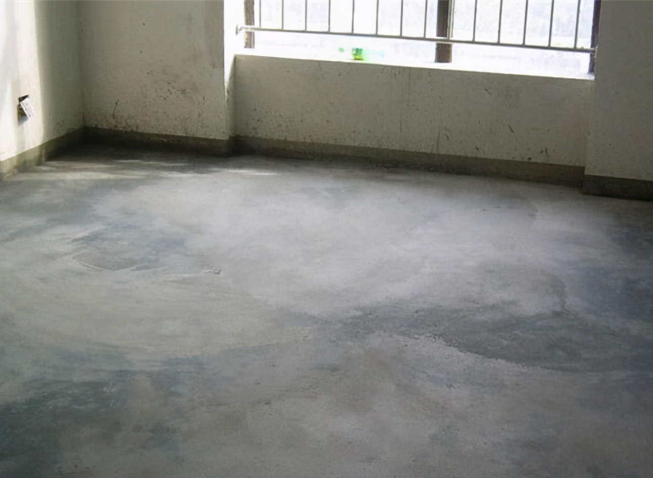 卫生间地面比客厅地面高怎么装门,卫生间地面比客厅高很多怎么装修