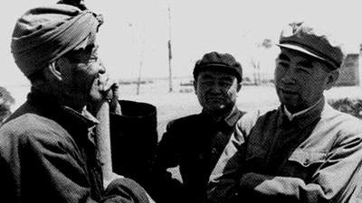 敬爱的周总理两次握手,高尚的情商和智慧,让数亿人敬仰