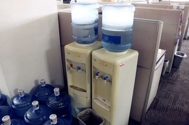 自家用饮水机好还是用净水器好,家里安了净水器用什么饮水机好