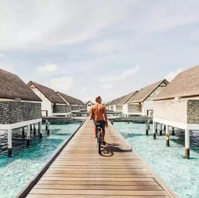 一个清洁工拍的照片一张卖6万,把美女娶回了家