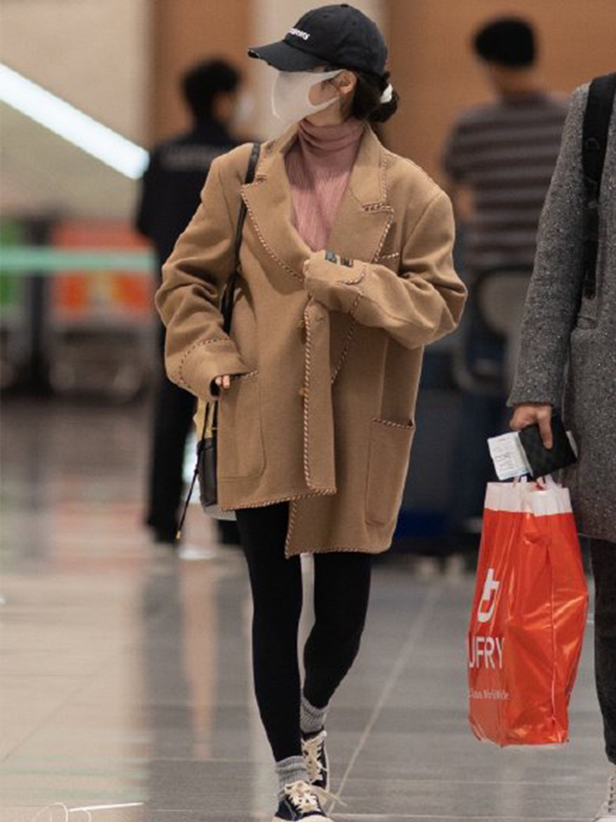 蔡徐坤黑红格子衣服金发造型照片,蔡徐坤黑红格子衣服造型照片