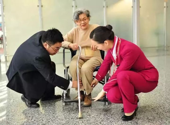 老人坐飞机的流程讲解视频,老年人坐飞机的流程详细步骤