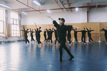 星光不负赶路人越努力越幸运,披星戴月星光不负赶路人文案