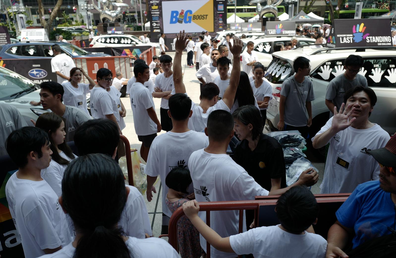 这个人把手摸在车上超过3天3夜赢了一辆车你觉得你行不？