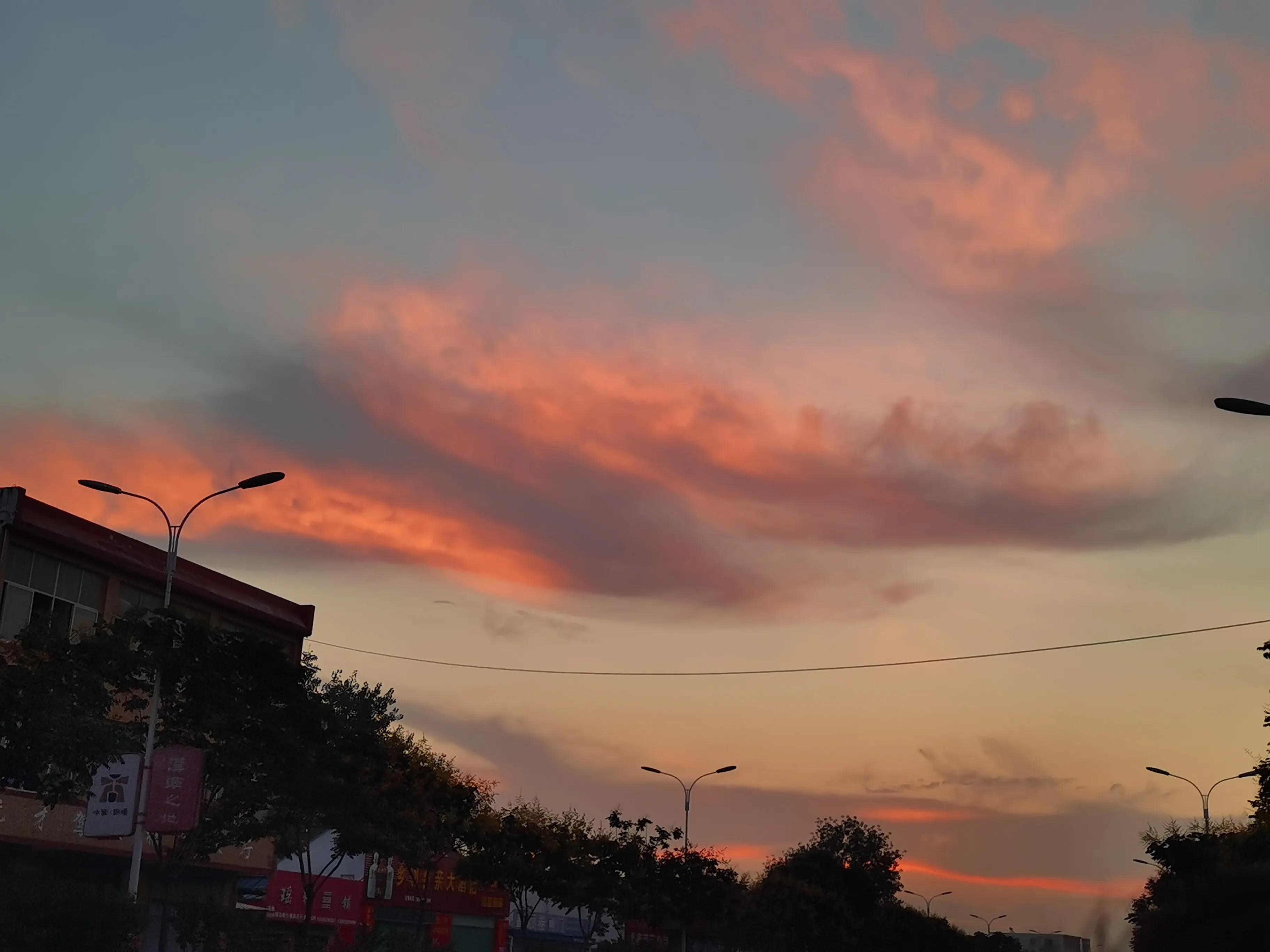 早上的天空真是治愈系,很治愈的一个早晨