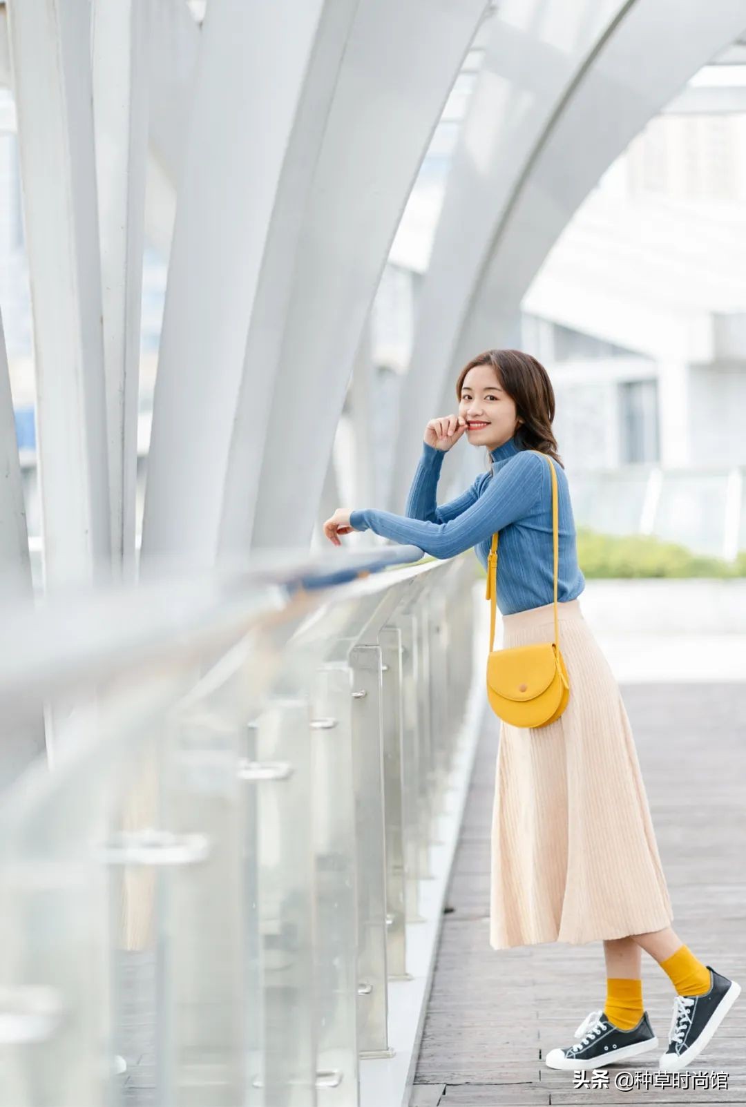 短款驼色和哪三个颜色最搭,今冬穿驼色这6种颜色美爆了