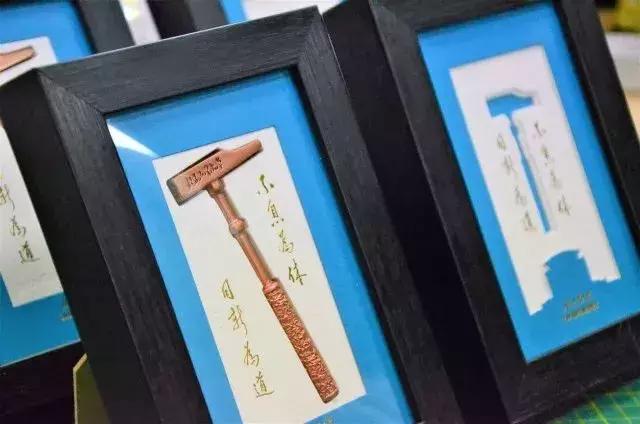 高校定制17000枚戒指送毕业生,硬核大学开学送戒指