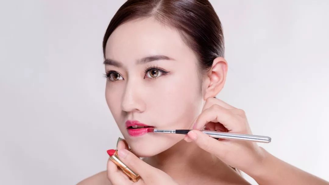 唇炎嘴唇起盐粒大的小泡,唇炎嘴唇干燥