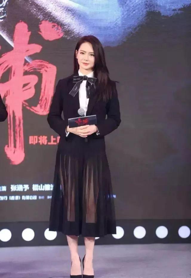 西装配裙子适合哪种发型,中长西装配什么裙子好看