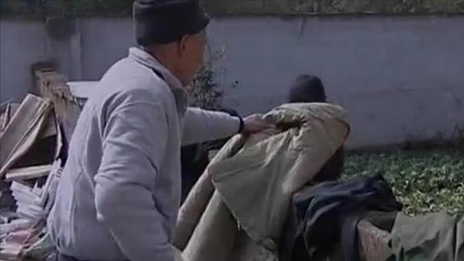 老人突然人体自燃烧成灰,老人自燃真实视频