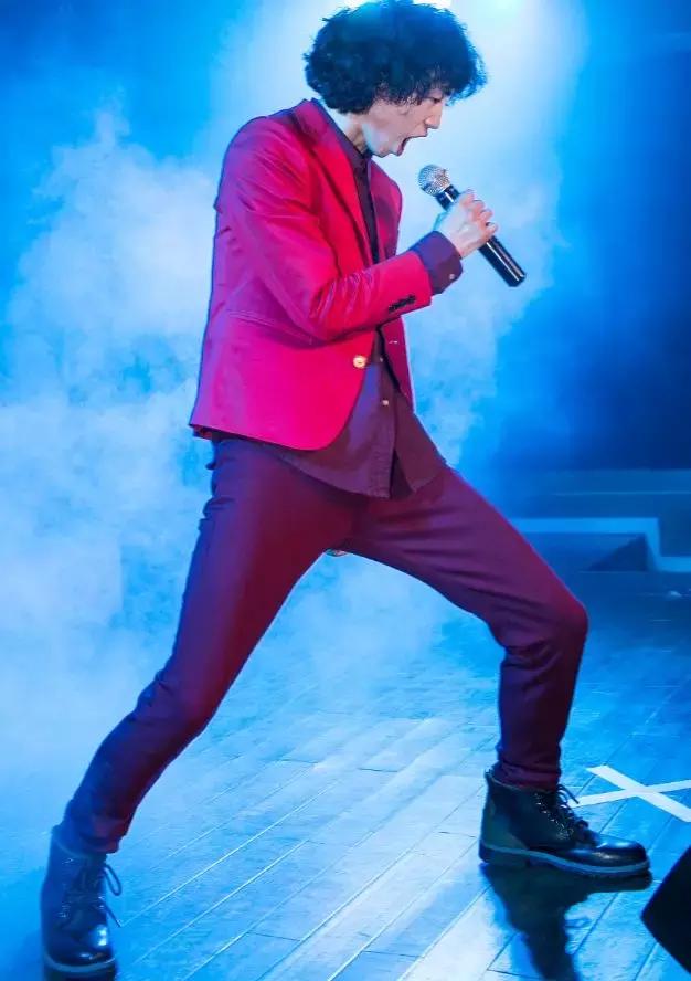 一个人变老，是从嘲笑潮牌和潮人开始的。