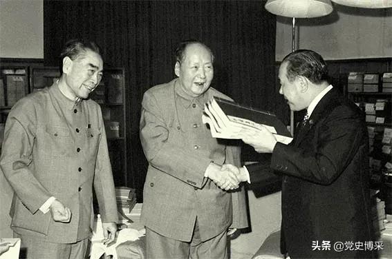 毛*东泽**一生与屈原心灵相通,共和国内外交困时期的一首《七绝·屈原》,成为毛*东泽**斗争精神的豪迈宣誓