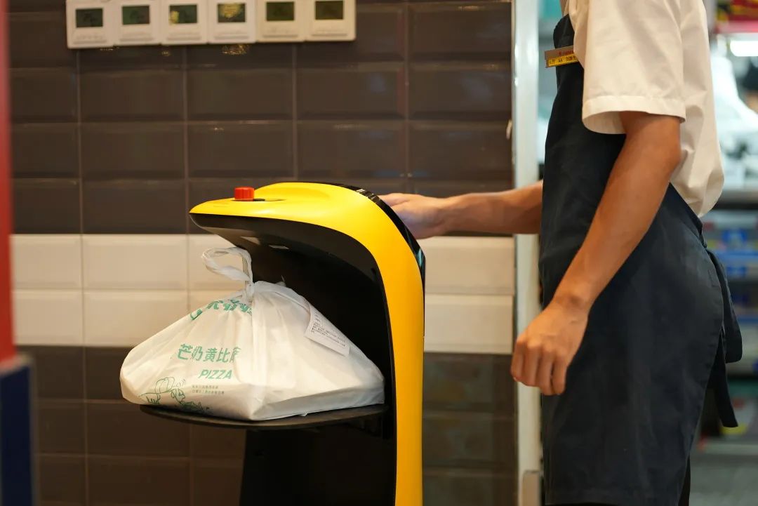 普渡机器人“葫芦”入驻卢家妈妈，共同筑建智慧餐饮