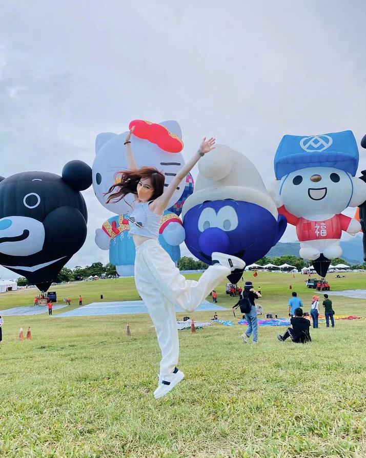 王心凌粉色帽子造型,王心凌穿搭回归现实生活