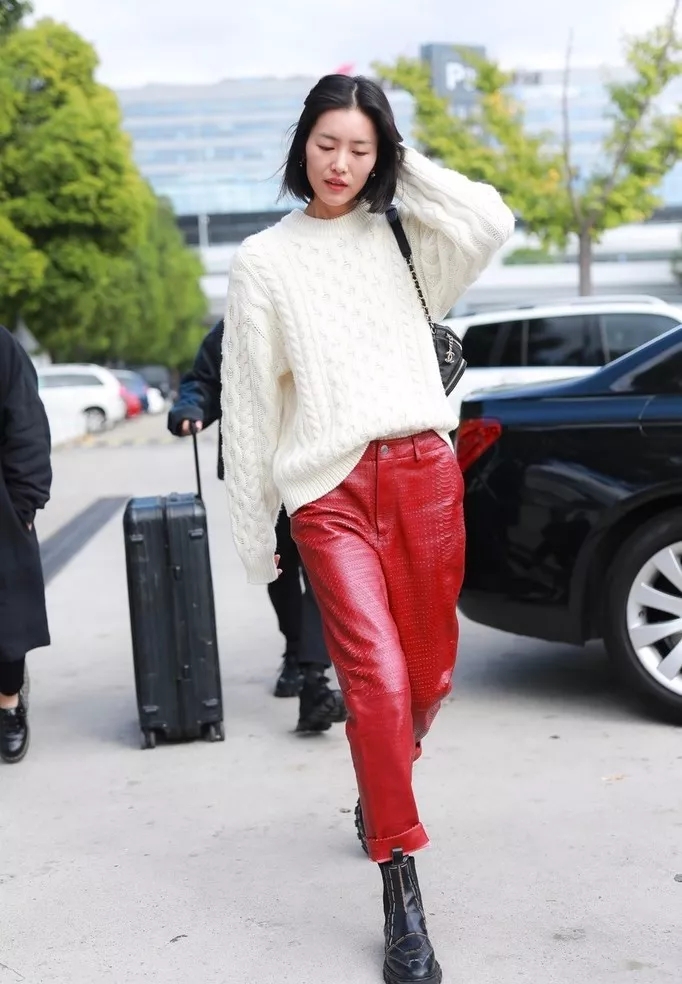 穿皮裤怎么搭配上衣相关视频,皮裤配什么鞋子比较好看